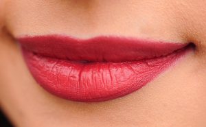 Sposoby na wzmocnienie i regenerację włosów: Naturalne metody i produkty