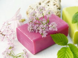 Najlepsze kosmetyki do pielęgnacji skóry wokół oczu: Wybór produktów dla zdrowego i młodego wyglądu