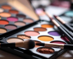 Jak perfekcyjnie blendować cienie do powiek? Kluczowe techniki i wskazówki