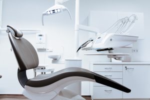 Chirurgia stomatologiczna: co to jest i kiedy warto się na nią zdecydować?